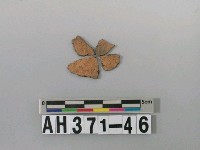 藏品(灰黑色夾砂陶片)的圖片